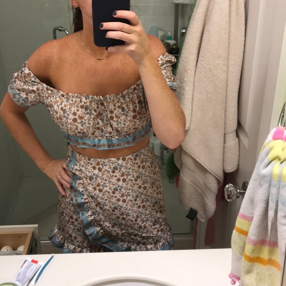 Beautiful two piece patterned set! - Picture 2 of 4